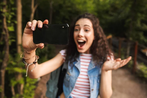 Θολή Φωτογραφία Ενθουσιασμένος Χαρούμενη Γυναίκα Σακίδιο Φωνάζοντας Και Λήψη Selfie — Φωτογραφία Αρχείου