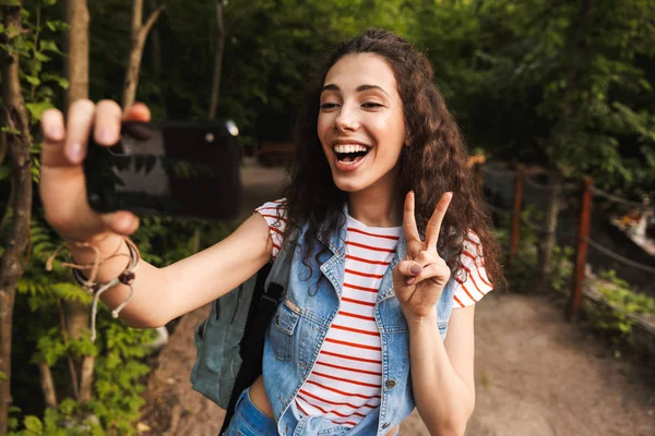 Foto Verano Adolescente Mujer Usando Ropa Casual Mostrando Señal Paz —  Fotos de Stock