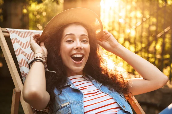 Photo Femme Heureuse Européenne Portant Chapeau Paille Riant Assis Dans — Photo