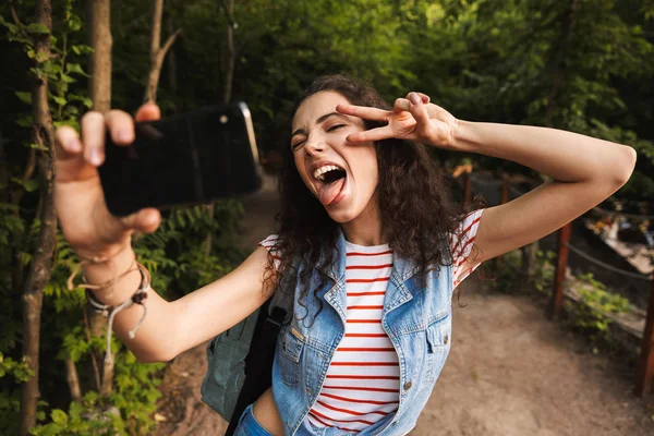 Foto Des Brünetten Verrückten Mädchens Trägt Lässige Kleidung Die Friedenszeichen — Stockfoto