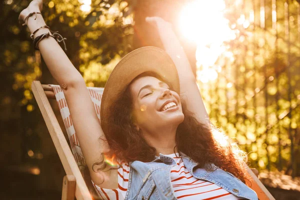 Mujer Joven Relajada Usando Sombrero Paja Descansando Con Los Ojos —  Fotos de Stock