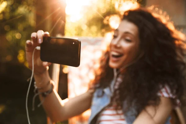 Bild Söta Unga Vackra Lockiga Kvinna Utomhus Parken Gör Selfie — Stockfoto