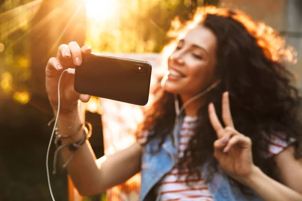 Immagine Carina Giovane Bella Donna Riccia All Aperto Nel Parco — Foto Stock