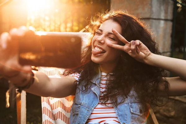 Imagen Linda Joven Hermosa Mujer Rizada Aire Libre Parque Hacer —  Fotos de Stock