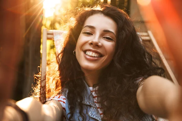 Kamera Tebessüm Ederek Selfie Yapmak Imge Mutlu Genç Güzel Kıvırcık — Stok fotoğraf