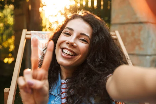 Gelukkig Vrolijke Student Meisje Camera Kijken Tonen Vredesteken Tijdens Het — Stockfoto