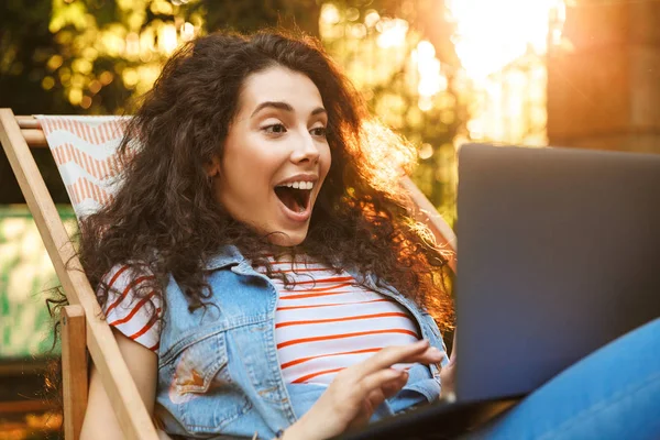 Izgatott Fiatal Csinos Képe Van Többi Szabadban Park Laptop Számítógép — Stock Fotó
