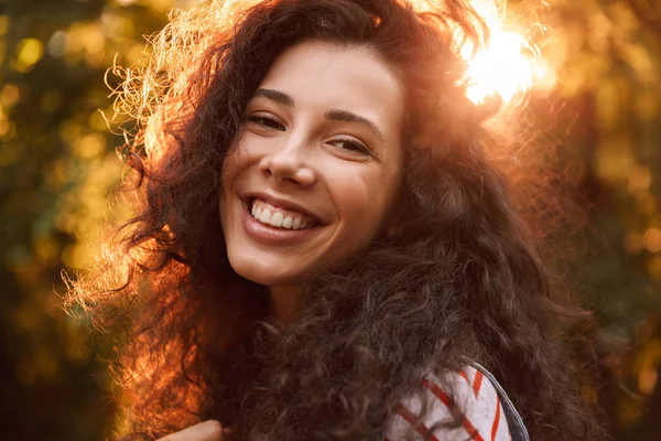 Foto Closeup Morena Adorável Menina Sorrindo Para Você Enquanto Caminhava — Fotografia de Stock