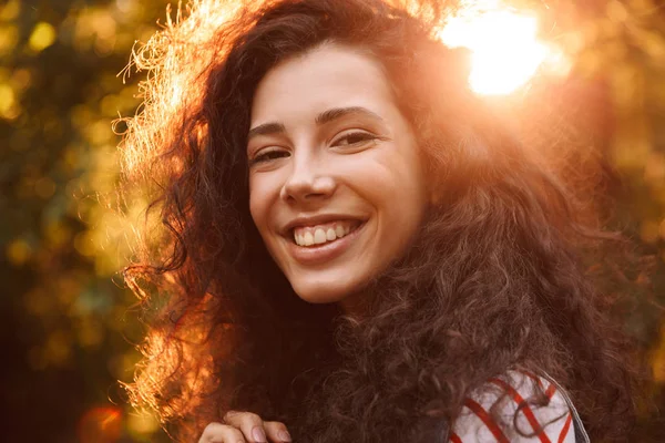 Bild Nahaufnahme Von Jungen Fröhlichen Mädchen Lächelnd Sie Beim Spaziergang — Stockfoto