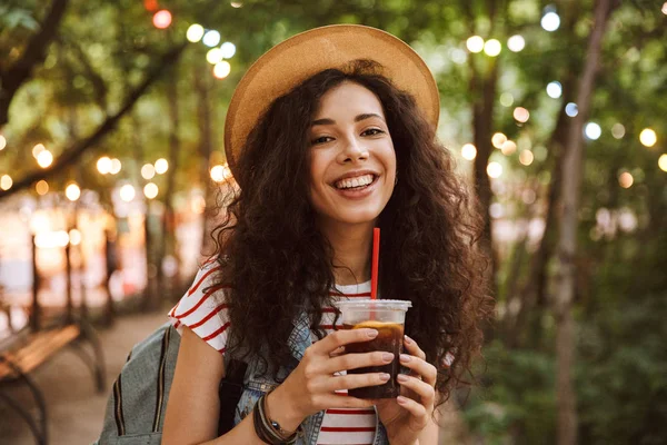 Foto Mujer Adolescente Morena Usando Sombrero Paja Verano Bebiendo Frío —  Fotos de Stock