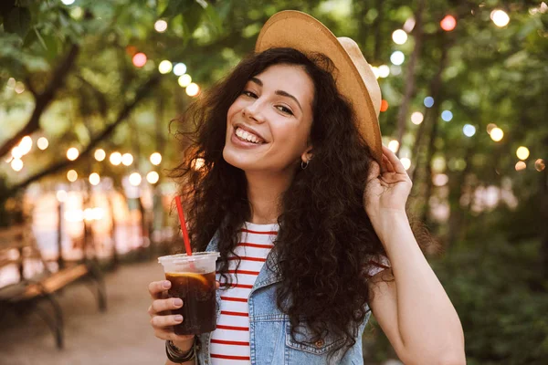 Retrato Mulher Adorável Encaracolado Usando Chapéu Palha Verão Bebendo Chá — Fotografia de Stock