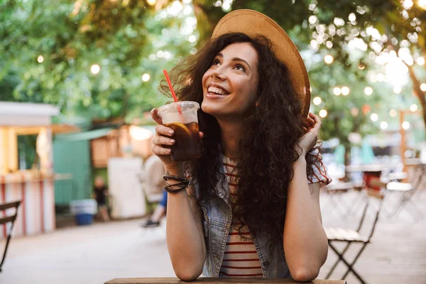 Photo Une Adolescente Brune Portant Chapeau Paille Été Buvant Thé — Photo