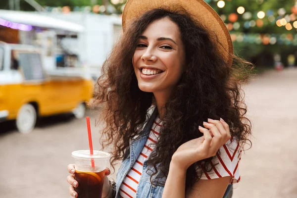 Imagen Alegre Mujer Bonita Con Pelo Castaño Rizado Usando Sombrero —  Fotos de Stock