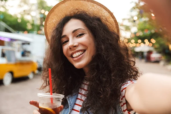 Φωτογραφία Καταδεκτικός Χαμογελαστή Γυναίκα Σγουρά Καστανά Μαλλιά Που Φοράει Καπέλο — Φωτογραφία Αρχείου