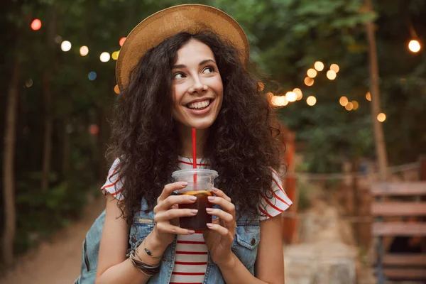 Imagen Morena Alegre Adolescente Chica Con Sombrero Paja Beber Bebida —  Fotos de Stock