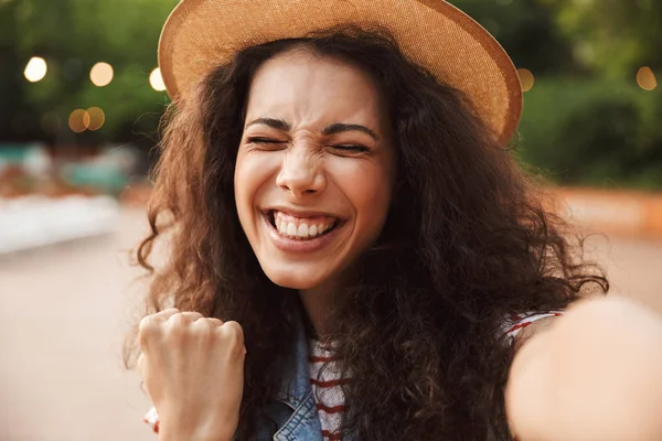 Mulher Morena Alegre Com Cabelo Castanho Encaracolado Sorrindo Apertando Punho — Fotografia de Stock