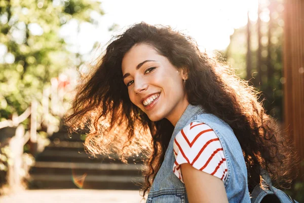 Foto Von Wunderschönen Teenager Frau Lächelnd Und Sie Anschauend Während — Stockfoto