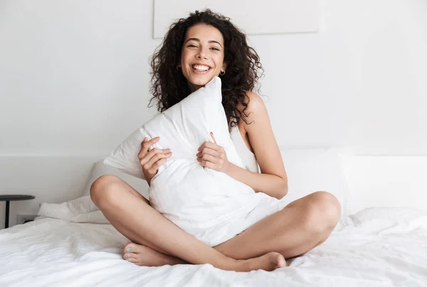 Retrato Mujer Fresca Sentada Cama Después Dormir Ropa Blanca Limpia — Foto de Stock