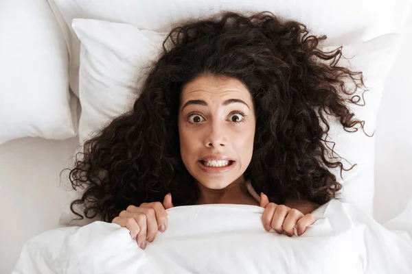 Foto Arriba Divertida Mujer Tensa Años Con Pelo Rizado Oscuro —  Fotos de Stock