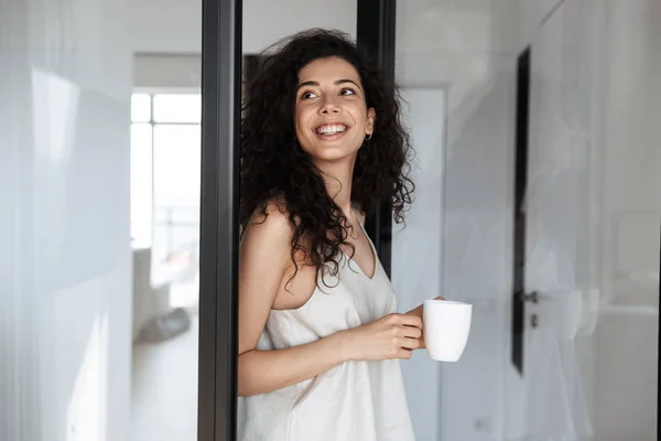 Foto Van Schattige Krullend Vrouw Met Lang Donker Haar Glimlachen — Stockfoto