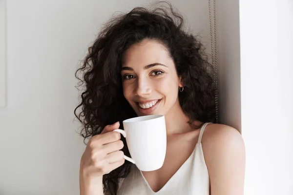 Retrato Close Linda Mulher Feliz Com Cabelos Longos Encaracolados Sorrindo — Fotografia de Stock