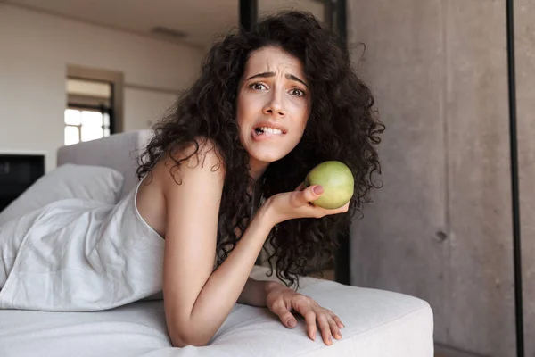 Imagem Mulher Morena Confusa 20S Com Cabelos Longos Encaracolados Vestindo — Fotografia de Stock