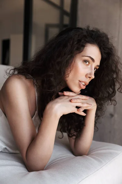 Photo Beautiful Woman 20S Long Curly Hair Wearing Silk Leisure — Stock Photo, Image