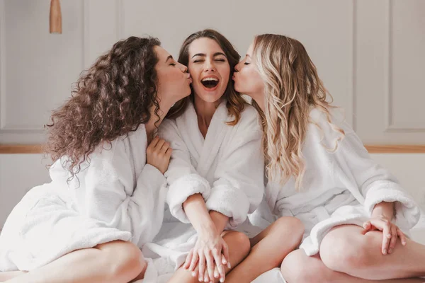 Boldog Három Lány Koszorúslányok 20S Birtoklás Leánybúcsú Nagy Ágy Elegáns — Stock Fotó