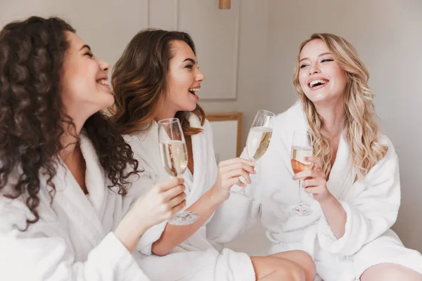 Foto Tres Alegres Mujeres Años Que Llevan Casera Sonriendo Acostadas — Foto de Stock