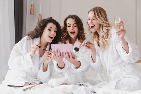 Jóvenes Mujeres Felices Años Vistiendo Avena Casa Mirando Espejo — Foto de Stock