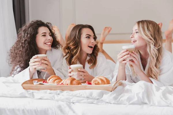 Retrato Tres Hermosas Mujeres Años Con Albornoz Desayunando Cama Elegante — Foto de Stock