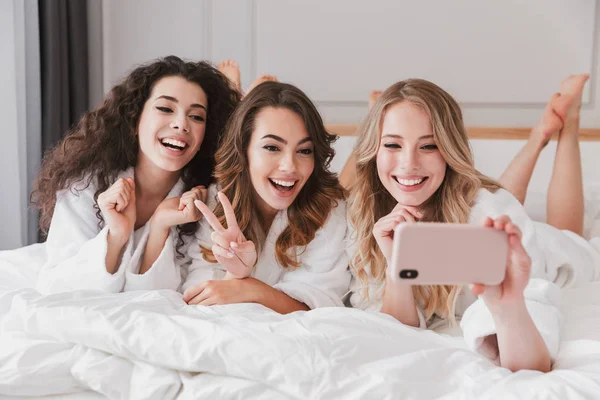 Tres Niñas Alegres Años Con Albornoz Blanco Acostado Dormitorio Moda —  Fotos de Stock