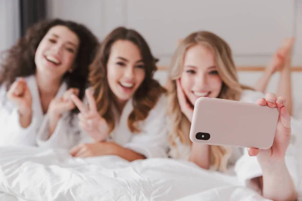 Foto Borrosa Mujeres Felices Sonrientes Años Con Albornoz Blanco Acostadas —  Fotos de Stock