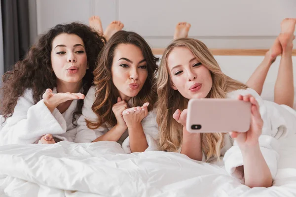 Три Гарненькі Дівчата Років Білому Халаті Лежать Модній Спальні Готельному — стокове фото