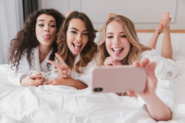스러운 아파트에 스마트폰에 Selfie 럭셔리 침실에 — 스톡 사진