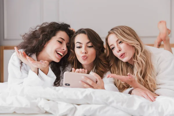 Tres Chicas Adultas Bonitas Años Con Albornoz Blanco Acostadas Dormitorio —  Fotos de Stock
