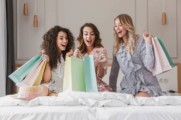 Foto Unga Vackra Kvinnor 20S Bär Klänningar Unpackaging Färgglada Shoppingkassar — Stockfoto