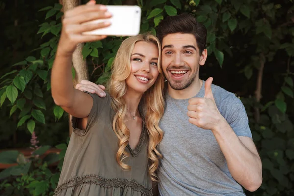 Jovem Casal Alegre Tomando Uma Selfie Juntos Enquanto Parque Cidade — Fotografia de Stock