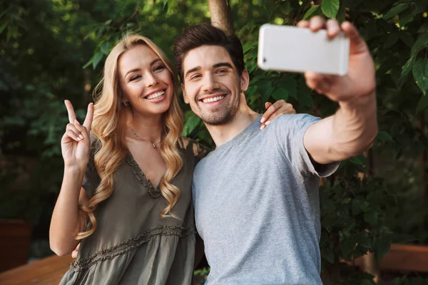 Feliz Jovem Casal Tomando Uma Selfie Juntos Enquanto Parque Cidade — Fotografia de Stock