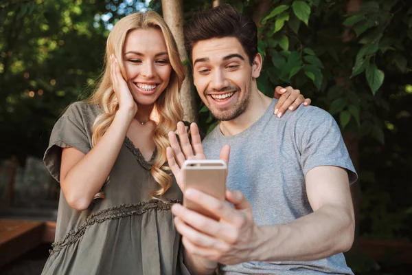 Excited Young Couple Taking Selfie Together While Standing City Park — Stock Photo, Image