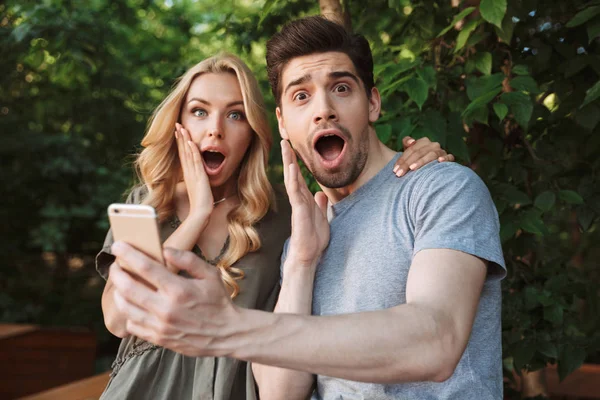 Sorpresa Giovane Coppia Prendendo Selfie Insieme Mentre Piedi Parco Della — Foto Stock