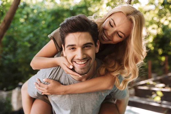 Joven Alegre Llevando Bonita Novia Espalda Parque Ciudad — Foto de Stock