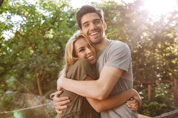 Alegre Encantadora Pareja Joven Abrazándose Uno Otro Mirando Cámara Aire — Foto de Stock