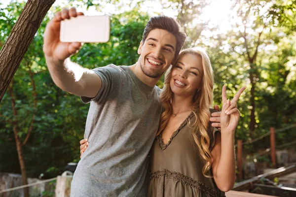 Imagem Alegre Lindo Jovem Casal Posando Juntos Fazendo Selfie Smartphone — Fotografia de Stock