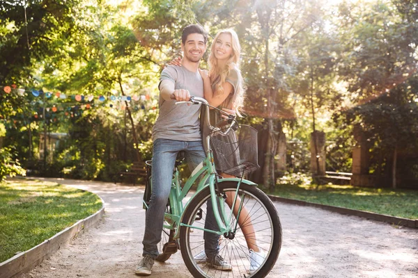 Full Length Image Cheerful Lovely Young Couple Posing Together Bicycle — Stock Photo, Image