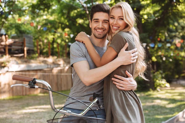 Sonriendo Encantadora Pareja Joven Posando Junto Con Bicicleta Mirando Cámara — Foto de Stock