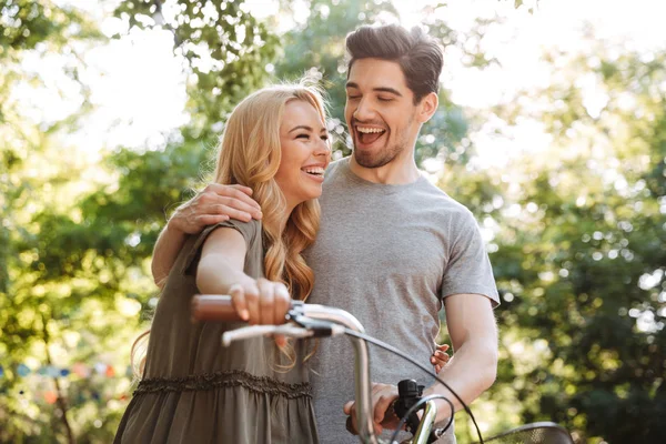 Feliz Pareja Joven Encantadora Posando Junto Con Bicicleta Abrazándose Aire —  Fotos de Stock