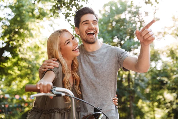 Vesel Minunat Cuplu Tânăr Pozând Împreună Bicicleta Timp Uită Departe — Fotografie, imagine de stoc