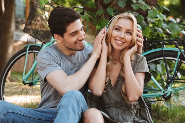 Picture Happy Lovely Young Couple Sitting Together Listening Music Outdoors — Stock Photo, Image