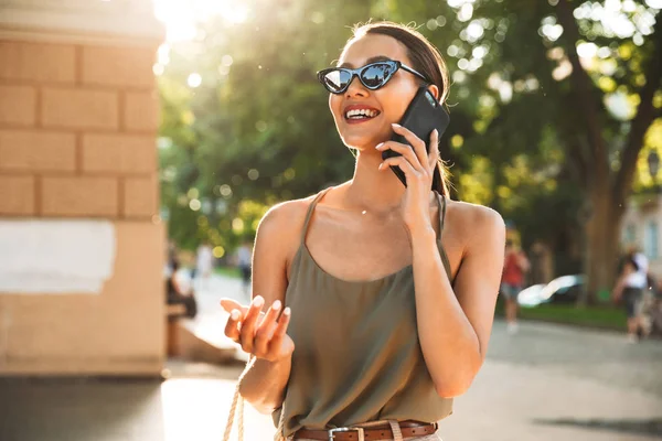 Retrato Una Mujer Morena Sonriente Que Viste Atuendo Casual Verano —  Fotos de Stock